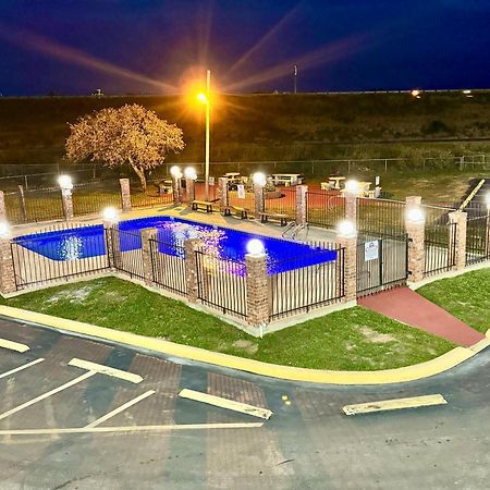 The Country Corner Inn Devine Экстерьер фото