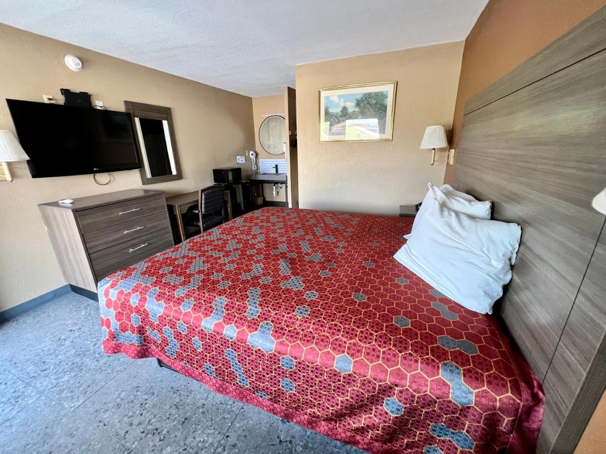 The Country Corner Inn Devine Экстерьер фото